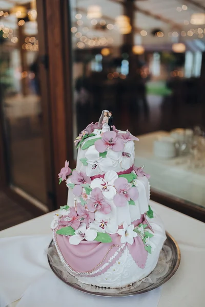 Gâteau de mariage décoré de fleurs — Photo