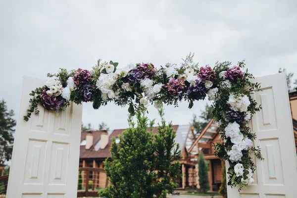 Arco está decorado para la ceremonia de boda — Foto de Stock