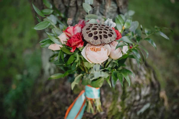 Boho estilo bouquet nupcial em uma árvore velha em um fundo de buquê de grama verde — Fotografia de Stock