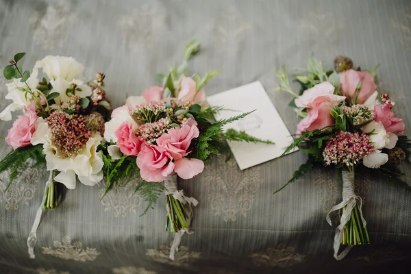 Обручальные кольца для обуви невесты на фоне деревянного стола — стоковое фото