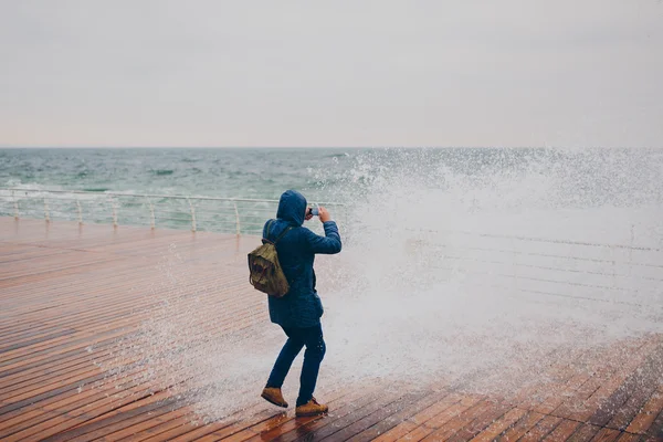 El hombre fotografía la ola — Foto de Stock