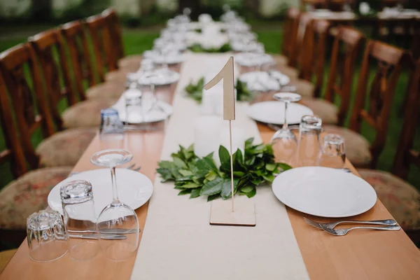 Hochzeitstisch im Freien serviert — Stockfoto