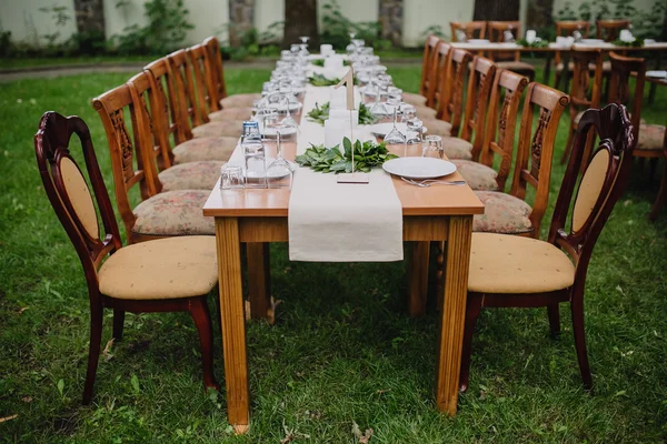 Servido mesa de boda al aire libre — Foto de Stock