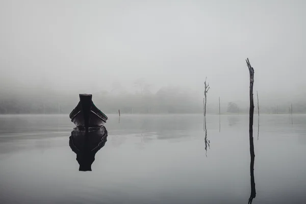 Boat on the lake in the fog — Stock Photo, Image