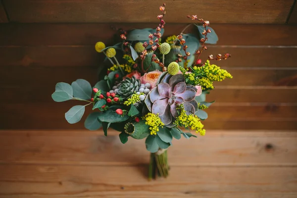 Bouquet pada latar belakang kayu, buket pernikahan — Stok Foto