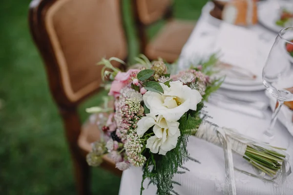 Buket pengantin di atas meja Stok Gambar Bebas Royalti