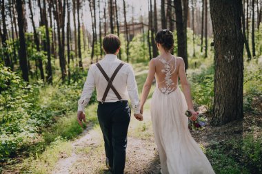 Gelin ve damat ormanın içinden el ele gider