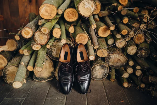 Herrenschuhe auf den alten Holzdielen aus Baumstämmen im Hintergrund, Bräutigam-Schuhe — Stockfoto