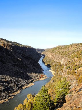 Rio Grande boyunca Los Ojos 'un dışında New Mexico