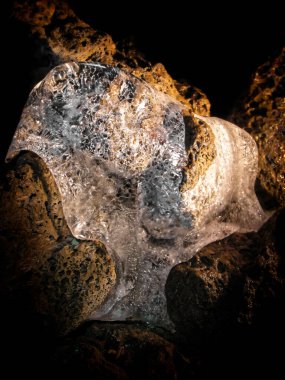 Kuzey Sierra Nevadas, Kaliforniya 'daki Lav Yatakları Ulusal Anıt Mağaraları' nda buz oluşumları