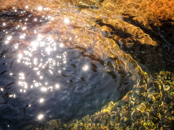 Val Kreek Kabbelende Water Texturen Zonnestralen — Stockfoto