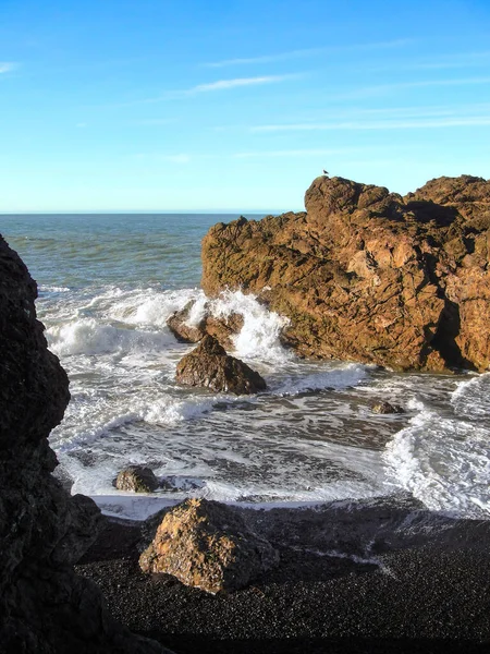 12月黎明时分 加利福尼亚太平洋海岸掩蔽湾外的黑岩海滩 — 图库照片