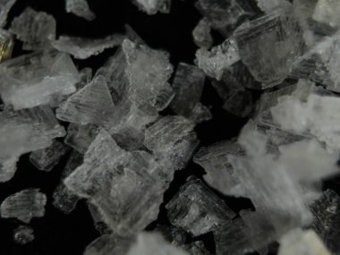 Deniz tuzu taneleri tuzlu baharat içerir.