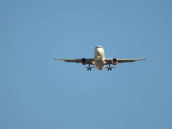 Красивая Фотография Посадки Самолета Аэропорту — стоковое фото