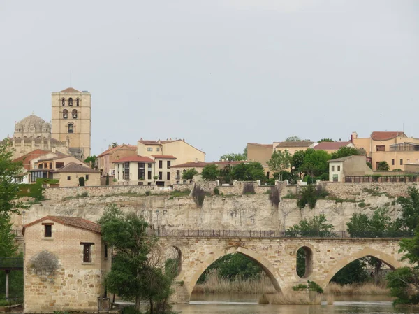 Kathedrale Brücke Fluss Schöne Stadt Spanien Horizont Denkmäler lizenzfreie Stockfotos