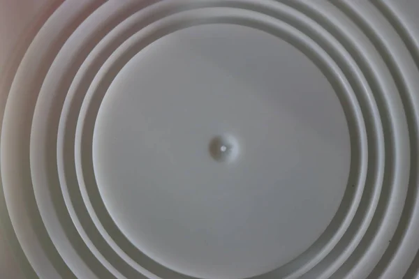 異なるサイズの同心円状の白い溝の美しい円 — ストック写真