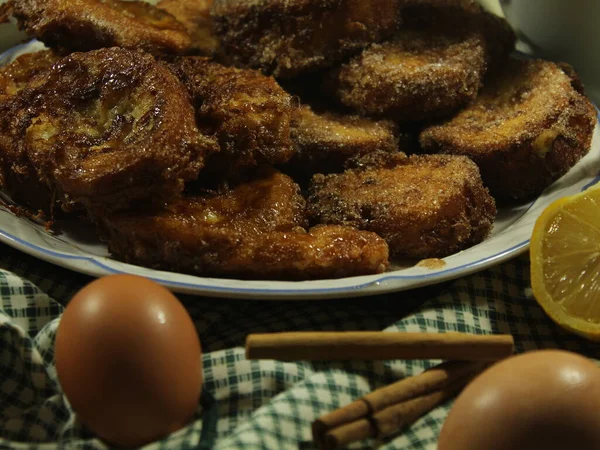 Franska Rostat Bröd Skivor Mjölk Dessert Kanel Socker Ägg Spanska — Stockfoto