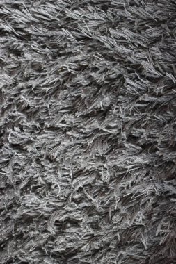 Gri halı ısıyı korur, uzun saçlar yapar.