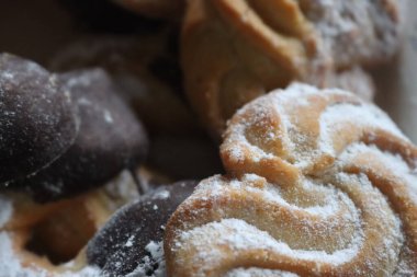 Lezzetli çikolatalı kurabiyeler farklı şekil ve tatlar.