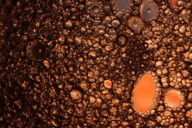 Yapay gezegen asteroitleri olan garip bir galaksi