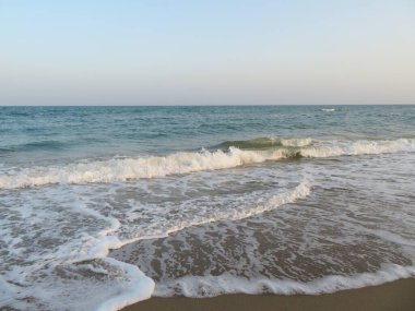 Güzel sahil, yazın yıkanmak için temiz, soğuk bir su.