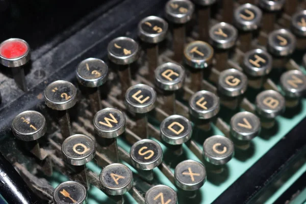 Stara Maszyna Pisać Brudne Porzucone Ciężkie Mechaniczne Litery Znaków Hałasu — Zdjęcie stockowe
