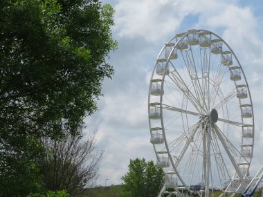 Adil dönüşlerin cazibesi ve eğlenceli yanılsamalara dönüşür.