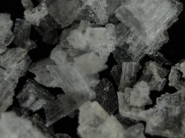 Deniz tuzu taneleri tuzlu baharat içerir.