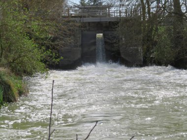 Fransa 'da çok fazla su ve dev bir yürüyüş olan güzel bir kanal.