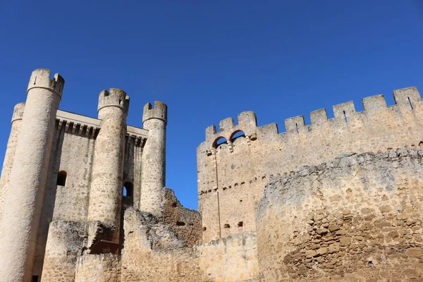 Hermosa Fortaleza Castillo Antiguas Almenas Resistentes Piedra —  Fotos de Stock