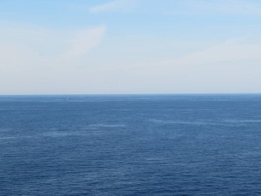 Nehir suyu tatlı tuz denizi uçsuz bucaksız mavi, serin gökyüzü