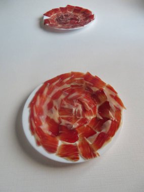 Lezzetli İspanyol İber jambonu harika aromatik bir bıçakla kesilmiş.