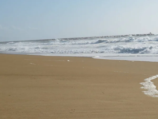 Krásná Pláž Mořem Jeho Tepelné Vlny Slunce Nebe Voda Slaný — Stock fotografie