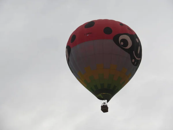 風と空を飛ぶ美しい気球には方向性もなく — ストック写真