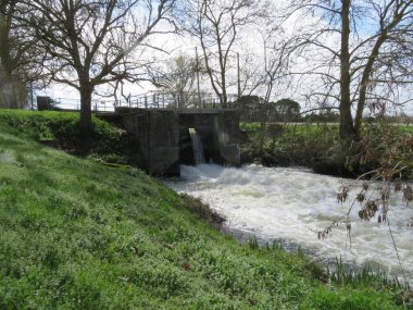 Fransa 'da çok fazla su ve dev bir yürüyüş olan güzel bir kanal.