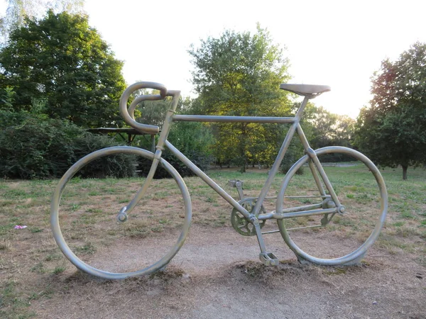 Gran Adorno Bicicleta Metal Para Llevar Cabo Recorrido Por Francia — Foto de Stock