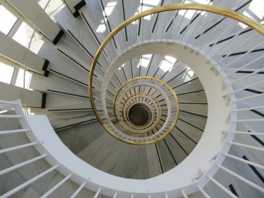 Altın tırabzan dizaynlı dairesel şekilli güzel sarmal merdivenler.