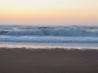 Güzel bir sahil, deniz ve sıcak dalgaları, güneş, gökyüzü, tuzlu hava.