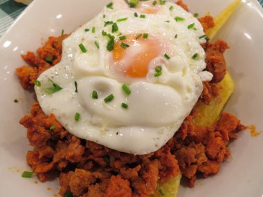 Lezzetli kızarmış yumurta ve kıymalı patates kızartması.