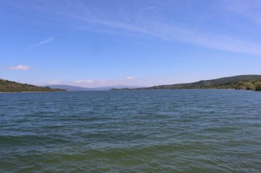 güzel doğal manzara bitki örtüsü hayvanlar dağlar gökyüzü