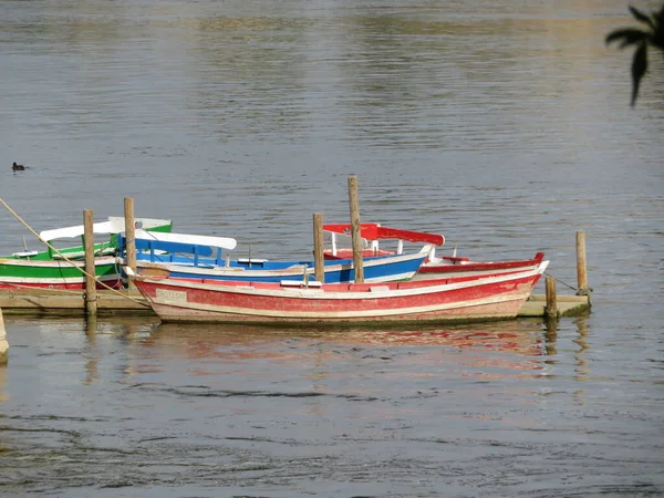 Schöne Boote Bunte Fluss Wasser Holz Schwimmende Spaß Angeln — Stockfoto