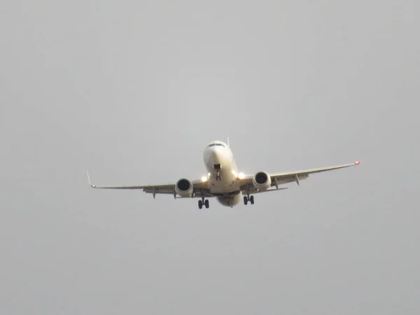 Huge Passenger Plane Flying Preparing Landing — Stock Photo, Image