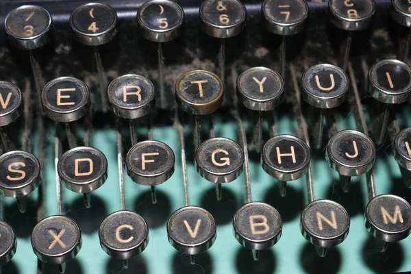Máquina Velha Escrever Sujo Abandonado Cartas Mecânicas Pesadas Sinais Ruído — Fotografia de Stock