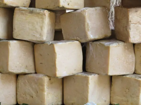 Heerlijke Ambachtelijke Natuurlijke Kaas Uit Traditioneel Dorp Smakelijke Melk — Stockfoto