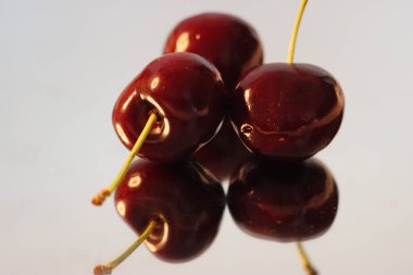 Lezzetli kirazlar doğal kırmızı toplar lezzetli renkler