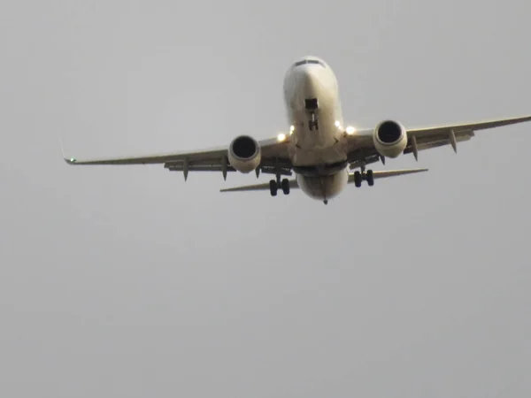 Enorme Avião Passageiros Voando Preparando Para Pousar — Fotografia de Stock