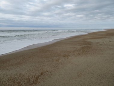 Güzel kumlu sahil yazı yalnız deniz dalgaları gökyüzü huzur rahatlığı