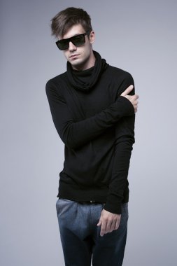 Studio moda bakmak şık bir adam.