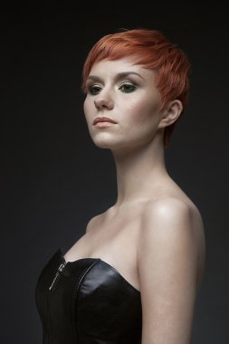 Şık Kızıl saçlı manken trendi saç modeli ile profil portresi.
