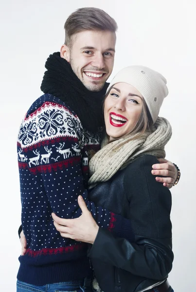 Jovem casal feliz em roupas de inverno se divertindo . — Fotografia de Stock